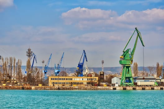 Harbour Level Luffing Cranes in the Port