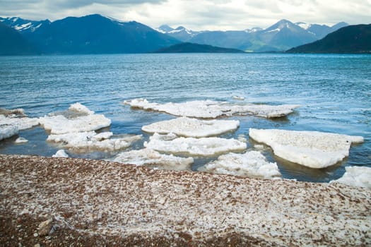 melt the ice in the ocean on a background of mountains. scenic spots
