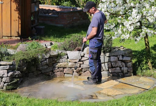 Working with the high-pressure cleaner