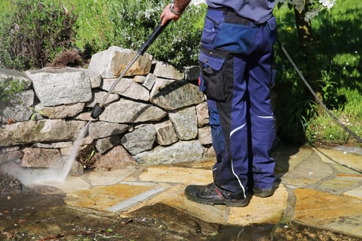 Working with the high-pressure cleaner