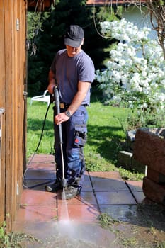 Working with the high-pressure cleaner