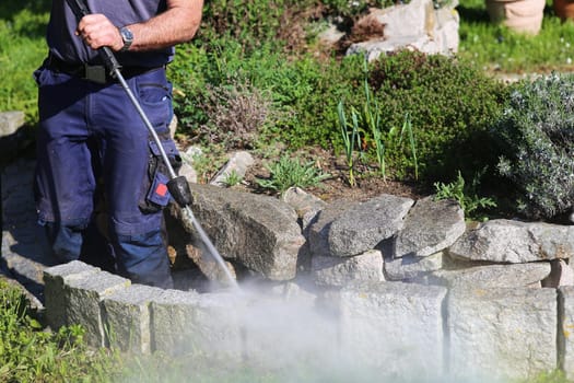 Working with the high-pressure cleaner