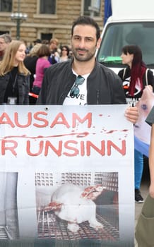 Volkan Baydar ,. The Action Alliance against Animal Experiments and animal rights initiative Hamburg called for a large demonstration (about 500 participants) against animal torture at the UKE and for modern animal-free research with prominent comrades-in-arms. The action took place as part of the International Day for the Abolition of Animal Experiments at the Town Hall - .28.04.2018.
