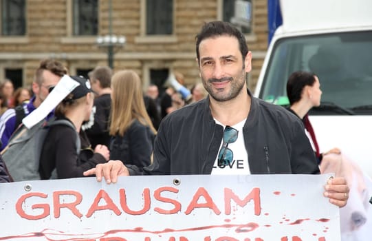 Volkan Baydar ,. The Action Alliance against Animal Experiments and animal rights initiative Hamburg called for a large demonstration (about 500 participants) against animal torture at the UKE and for modern animal-free research with prominent comrades-in-arms. The action took place as part of the International Day for the Abolition of Animal Experiments at the Town Hall - .28.04.2018.