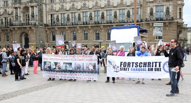 Volkan Baydar and demo participants ,. The Action Alliance against Animal Experiments and animal rights initiative Hamburg called for a large demonstration (about 500 participants) against animal torture at the UKE and for modern animal-free research with prominent comrades-in-arms. The action took place as part of the International Day for the Abolition of Animal Experiments at the Town Hall - .28.04.2018.