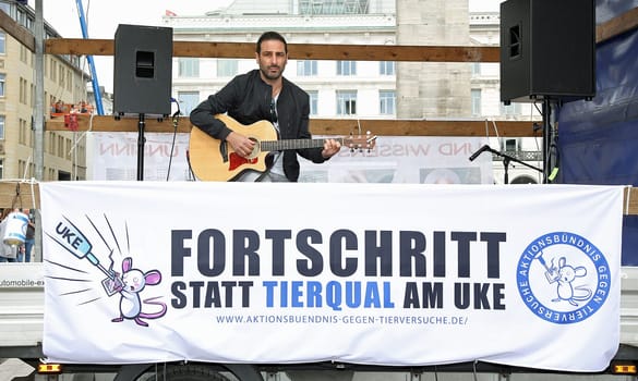 Volkan Baydar ,. The Action Alliance against Animal Experiments and animal rights initiative Hamburg called for a large demonstration (about 500 participants) against animal torture at the UKE and for modern animal-free research with prominent comrades-in-arms. The action took place as part of the International Day for the Abolition of Animal Experiments at the Town Hall - .28.04.2018.
