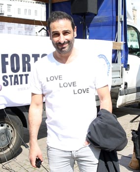 Volkan Baydar ,. The Action Alliance against Animal Experiments and animal rights initiative Hamburg called for a large demonstration (about 500 participants) against animal torture at the UKE and for modern animal-free research with prominent comrades-in-arms. The action took place as part of the International Day for the Abolition of Animal Experiments at the Town Hall - .28.04.2018.
