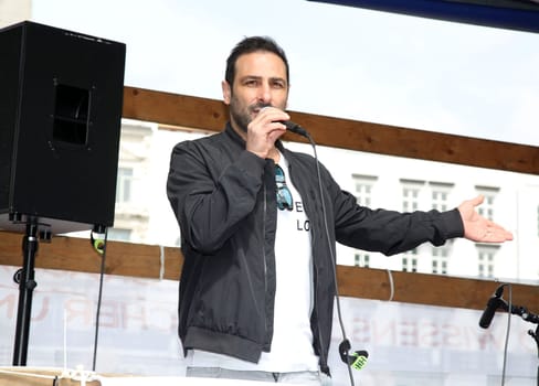 Volkan Baydar ,. The Action Alliance against Animal Experiments and animal rights initiative Hamburg called for a large demonstration (about 500 participants) against animal torture at the UKE and for modern animal-free research with prominent comrades-in-arms. The action took place as part of the International Day for the Abolition of Animal Experiments at the Town Hall - .28.04.2018.