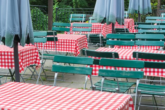A tavern, restaurant, tables with red checkered Tisdecke and chairs.