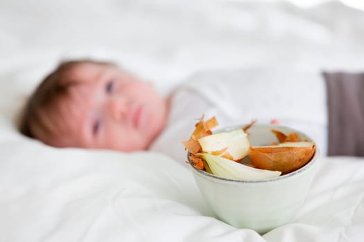 Baby is treated with essential oils of onions at home, in bed