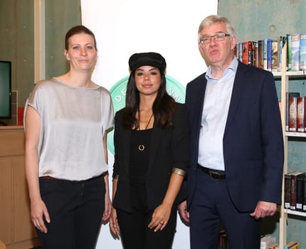 Fernanda Brandao,Ulrich Effin,Julia flat,. Pressegespraech Deichmann-Foerderpreis in der Stadtteilschule am Hafen in Hamburg