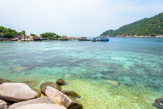 Beautiful natural landscape of clear sea to see the rocks and coral at the pier for boat trip at Koh Nang Yuan Island is a famous tourist attraction in the Gulf of Thailand, Surat Thani province, Thailand