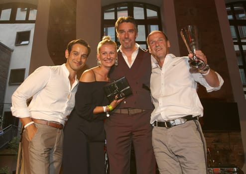 Michael Stich und die Gewinner  Beastie Boys vom East Hotel -Siegerehrung.Dracheboot Cup 2018 Get Together von der Michael Stich Stiftung im East Hotel Hamburg am 08.06.2018