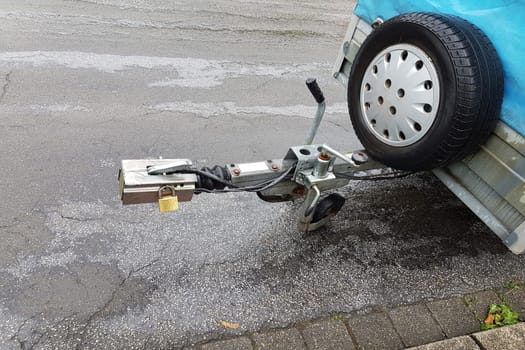 Towbar and jockey wheel with power connection and trailer lock in case of rain.
