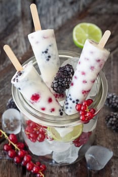 Popsicles with yogurt and fresh fruit