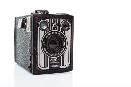The Vrede-Box Syncrona made by Vredeborch Ltd in Germany in 1953.  It takes 120 film and also has a flash hotshoe.