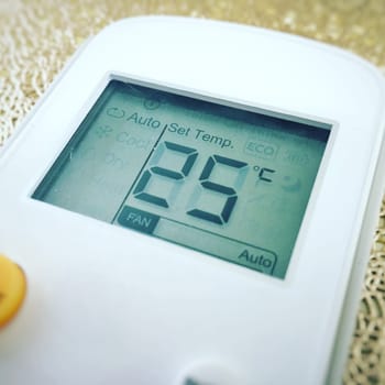Display of an air conditioner remote control with the temperature set at 25 degrees