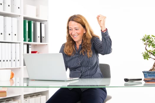 young amazed business woman at his desk