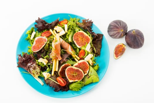 gemischter Blattsalat mit Feigen, Tomaten, Schafskaese und Crossinis mit Schinken