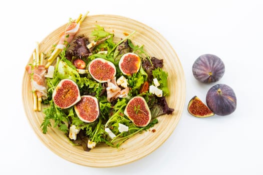 gemischter Blattsalat mit Feigen, Tomaten, Schafskaese und Crossinis mit Schinken