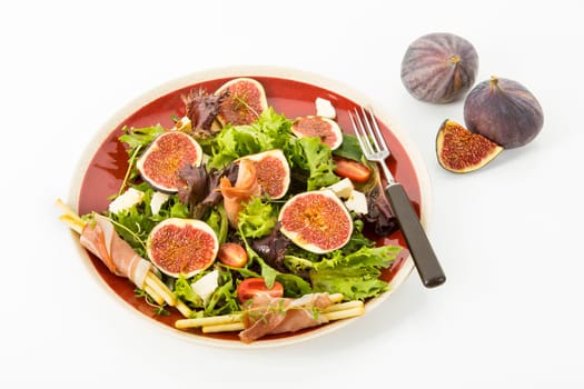 gemischter Blattsalat mit Feigen, Tomaten, Schafskaese und Crossinis mit Schinken