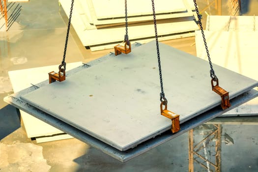 Construction of steel and concrete for the construction of an apartment building with underground parking with precast concrete walls.