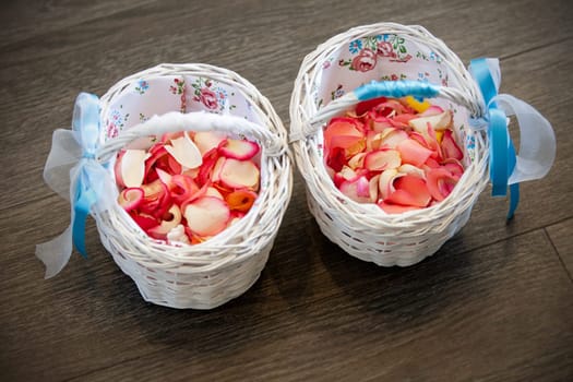 White baskets with flowers
