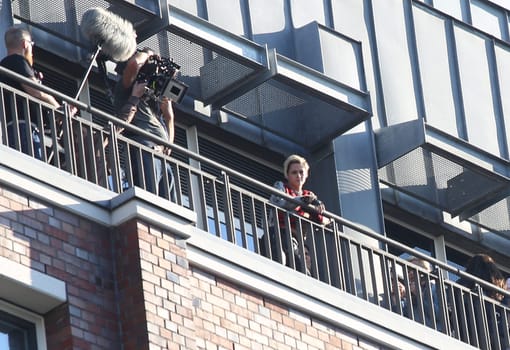 Elizabeth Banks ,Kristen Stewart and Crew ,.filming 3 Angel for  Charlie  at the  Fleet Island Hamburg