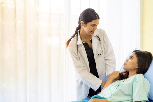 medical doctor holding patient's sholder to cheer up patient