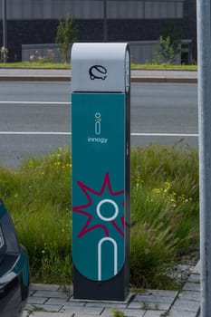 HEILIGENHAUS, NRW, GERMANY - AUGUST 24, 2017: Parkplatz in Heiligenhaus Aufladen von modernen Elektroauto auf der Straße ist die Zukunft des Automobils