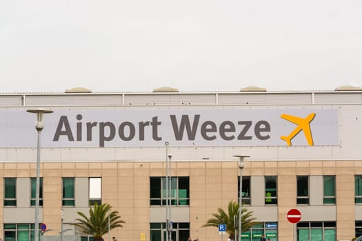WEEZE, NRW, GERMANY - SEPTEMBER 10, 2018:.Eingangsbereich des Regionalflughafen Weeze vom Parkplatz fotografiert..WEEZE, NRW, GERMANY - SEPTEMBER 10, 2018:.Entrance area of regional airport Weeze photographed from the parking lot