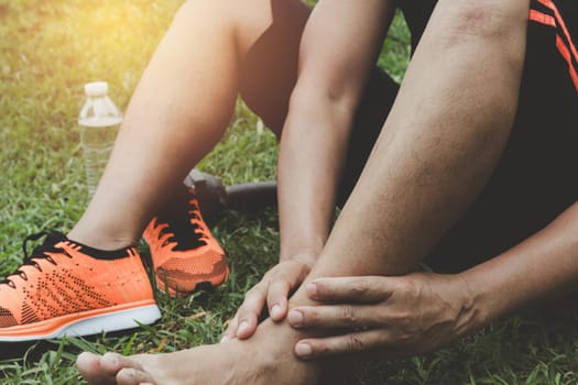 The guy clings to a bad leg. The pain in his leg after exercise