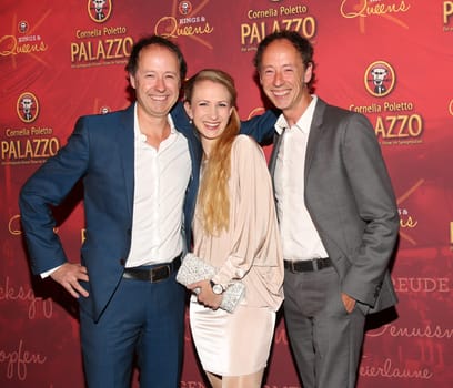 Gerrit Braun , Johanna Braun,Frederik Braun , .Hamburg Premiere von    PALAZZO Dinner - Show King and Queens  im  PALAZZO-Spiegelpalast Hamburg