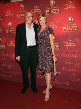 Karl Dall und Sanna Englund  , .Hamburg Premiere von    PALAZZO Dinner - Show King and Queens  im  PALAZZO-Spiegelpalast Hamburg