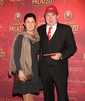 Klaus Helm mit Ehefrau Kerstin  , .Hamburg Premiere von    PALAZZO Dinner - Show King and Queens  im  PALAZZO-Spiegelpalast Hamburg