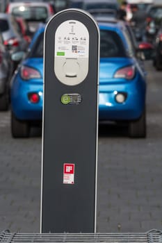 HEILIGENHAUS, NRW, GERMANY - AUGUST 24, 2017: Parkplatz in Heiligenhaus Aufladen von modernen Elektroauto auf der Straße ist die Zukunft des Automobils