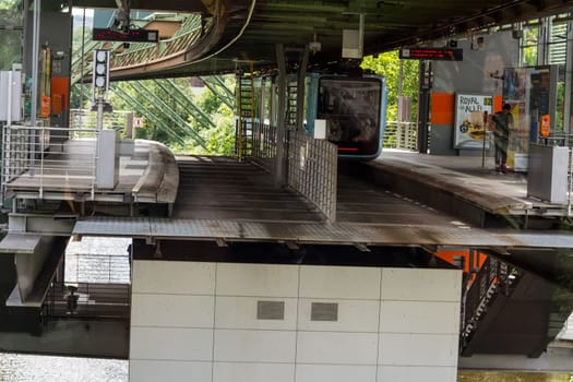 Schwebebahn im Bahnhof Wuppertal Vohwinkel.Die Hochbahn ist dient der öffentlichen Personenbeförderung...WUPPERTAL  NRW  GERMANY - JULY 31  2017:. Suspension railway in the station Wuppertal Vohwinkel.Die Hochbahn is used for public transport.