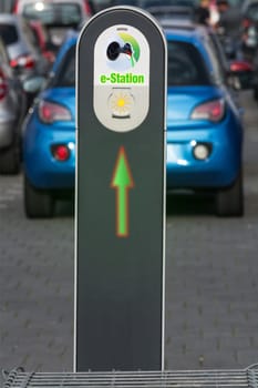 Parkplatz in Heiligenhaus Aufladen von modernen Elektroauto auf der Straße ist die Zukunft des Automobils