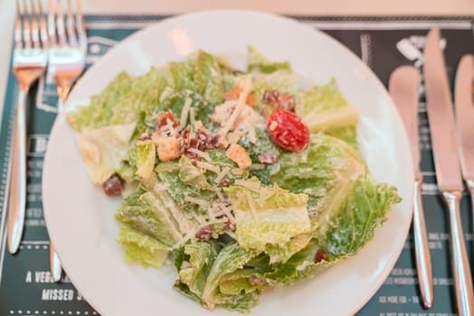 salad ceasar with crispy bacon