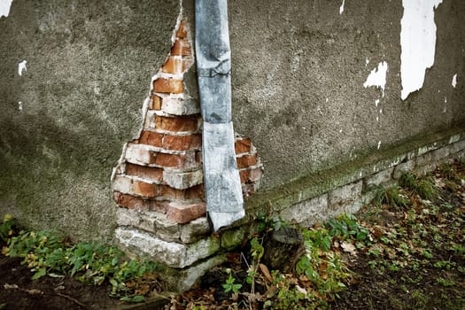 Old broken wall with brickwall at broken side