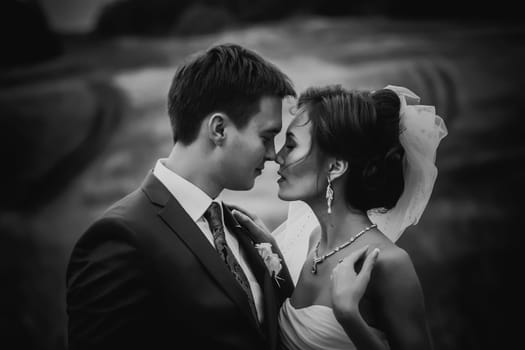 Groom aand bride black and white wedding picture