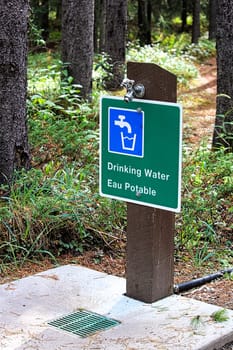 A potable water sign in both english and french.
