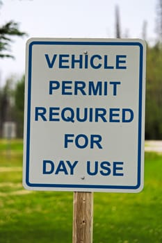 A vehicle permit required for day use sign.