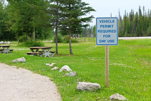 A vehicle permit required for day use sign.