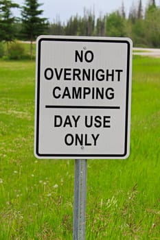 A no overnight camping, day use only sign.