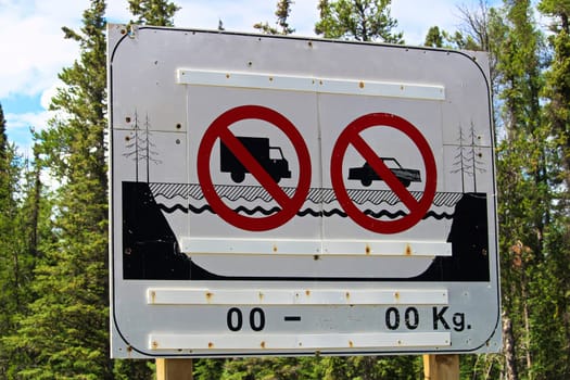 A sign indicating ice roads are closed.