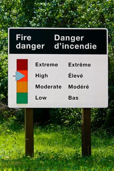 A fire danger indicator sign in both english and french.