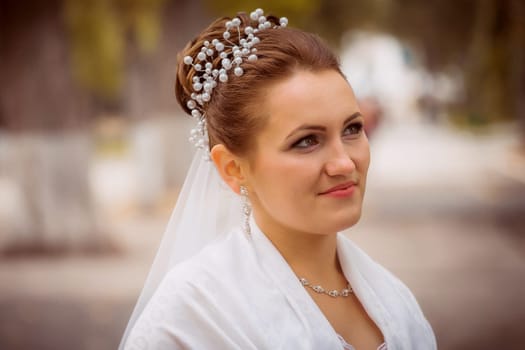 Beautiful bride in wedding dress and bridal bouquet, happy newlywed woman with wedding flowers, woman with wedding makeup and hairstyle. gorgeous young bride outdoors. Bride waiting for groom. bride
