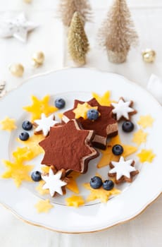 Star-shaped ice cream with cinnamon cookies, blueberries and persimmon