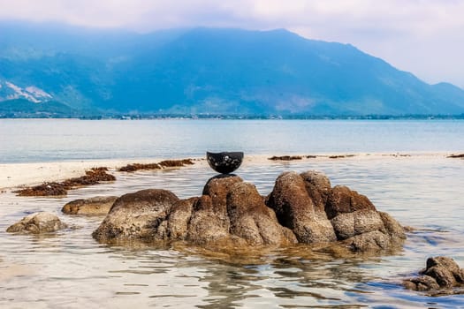 Beach Vacation Smooth Rocky Shore Blue Water Ocean Travel